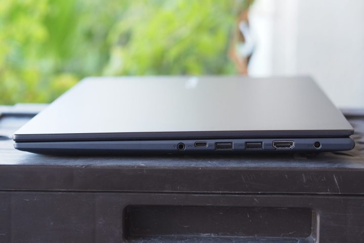 asus vivobook 17x review right view