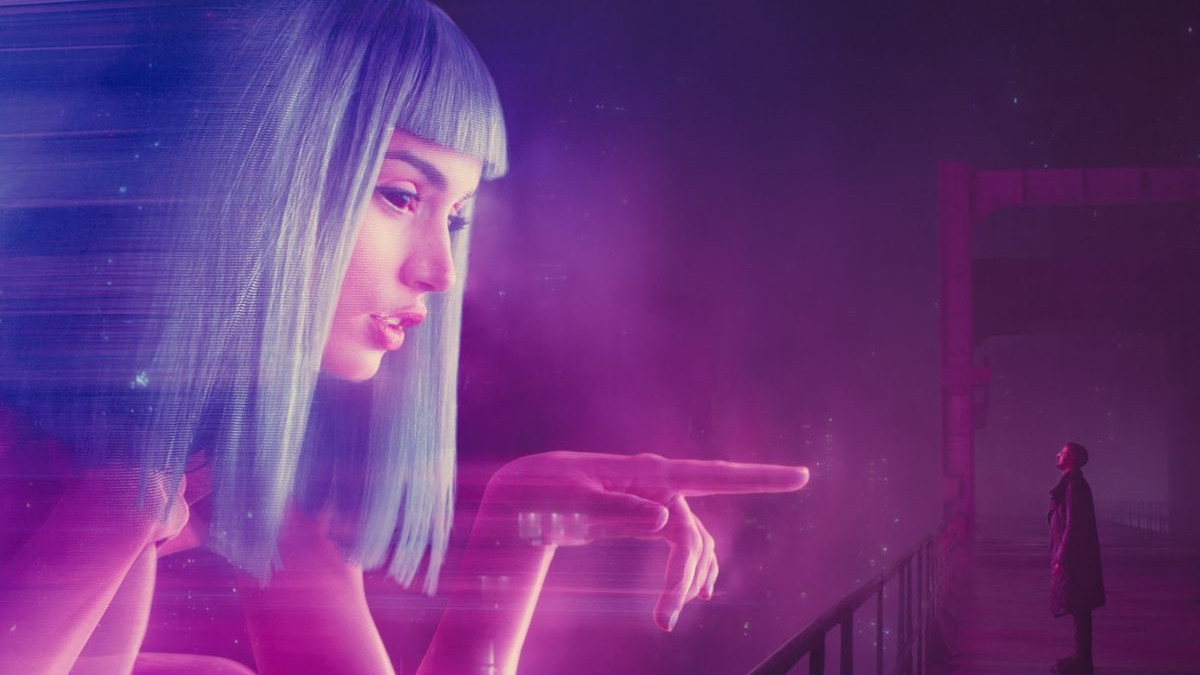 Um holograma feminino aponta para um homem em "Blade Runner 2049".