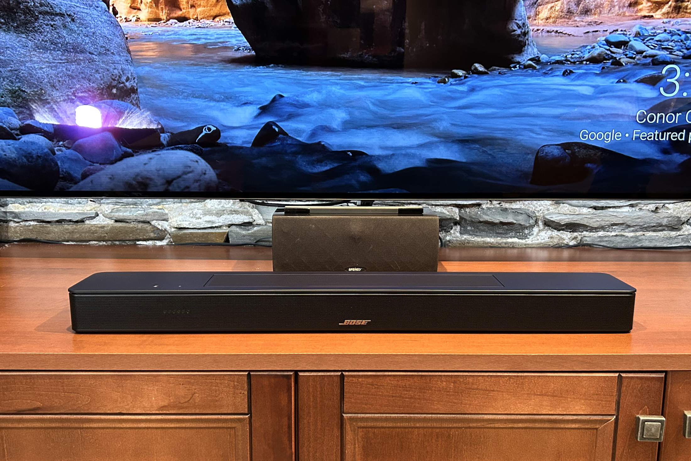 Bose Smart Soundbar 600 na frente da TV.