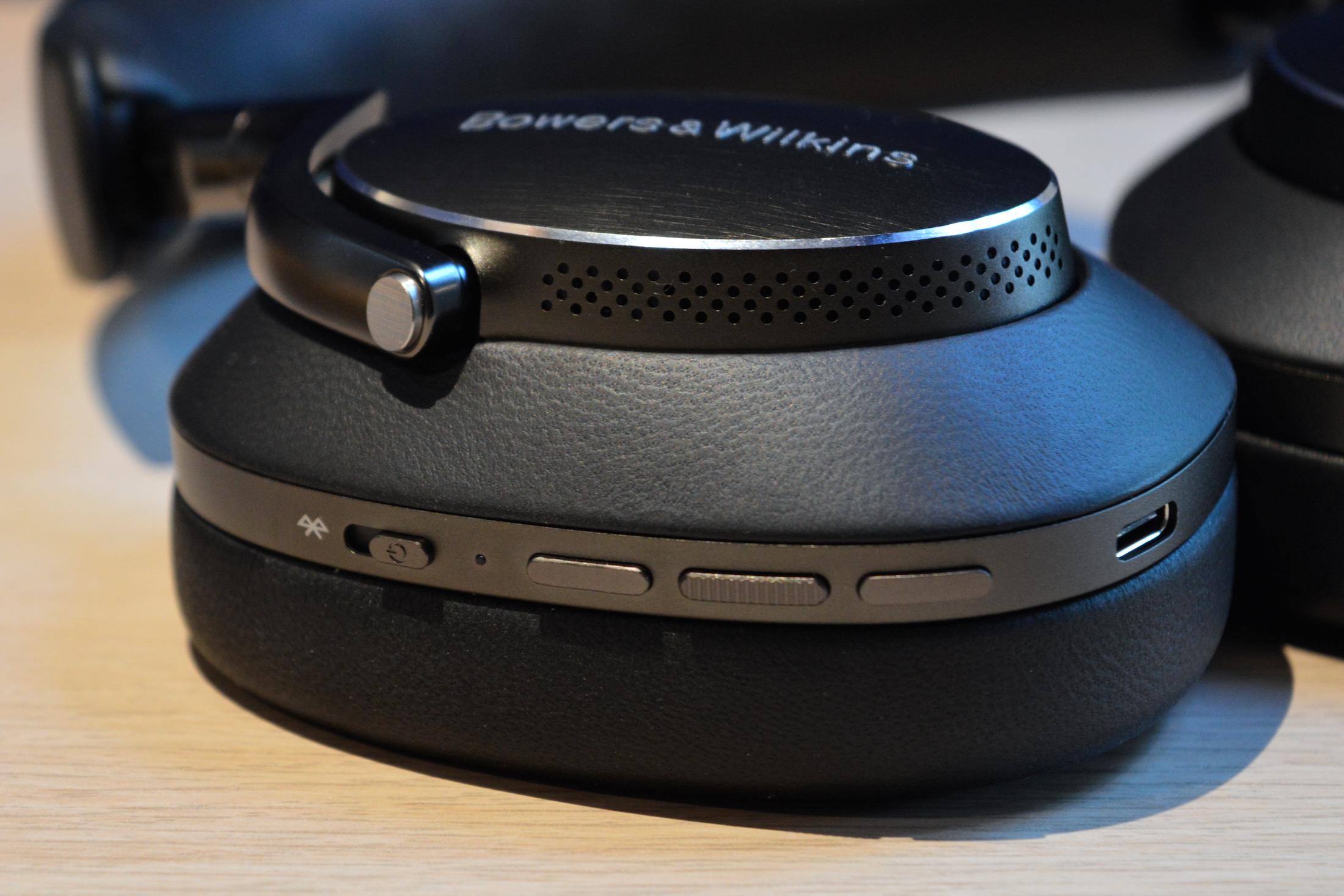 Bowers & Wilkins Px8 controla close-up.