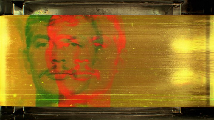Uma imagem sobreposta de Jeffrey Dahmer em Conversas com um Assassino.