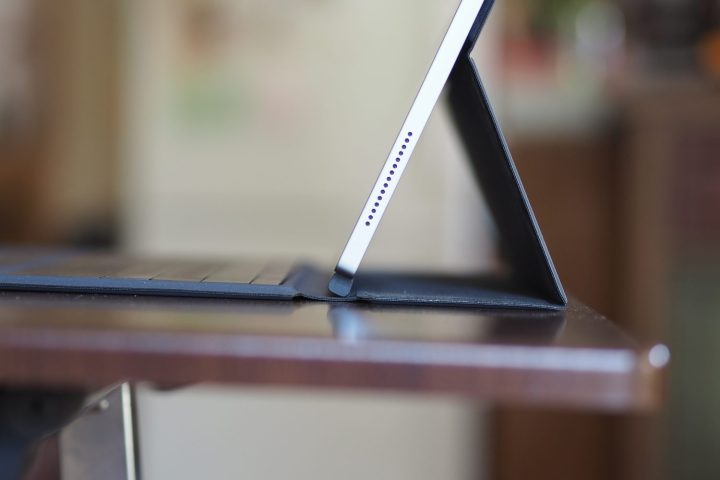 Dell XPS 13 2-in-1 side view showing edges.
