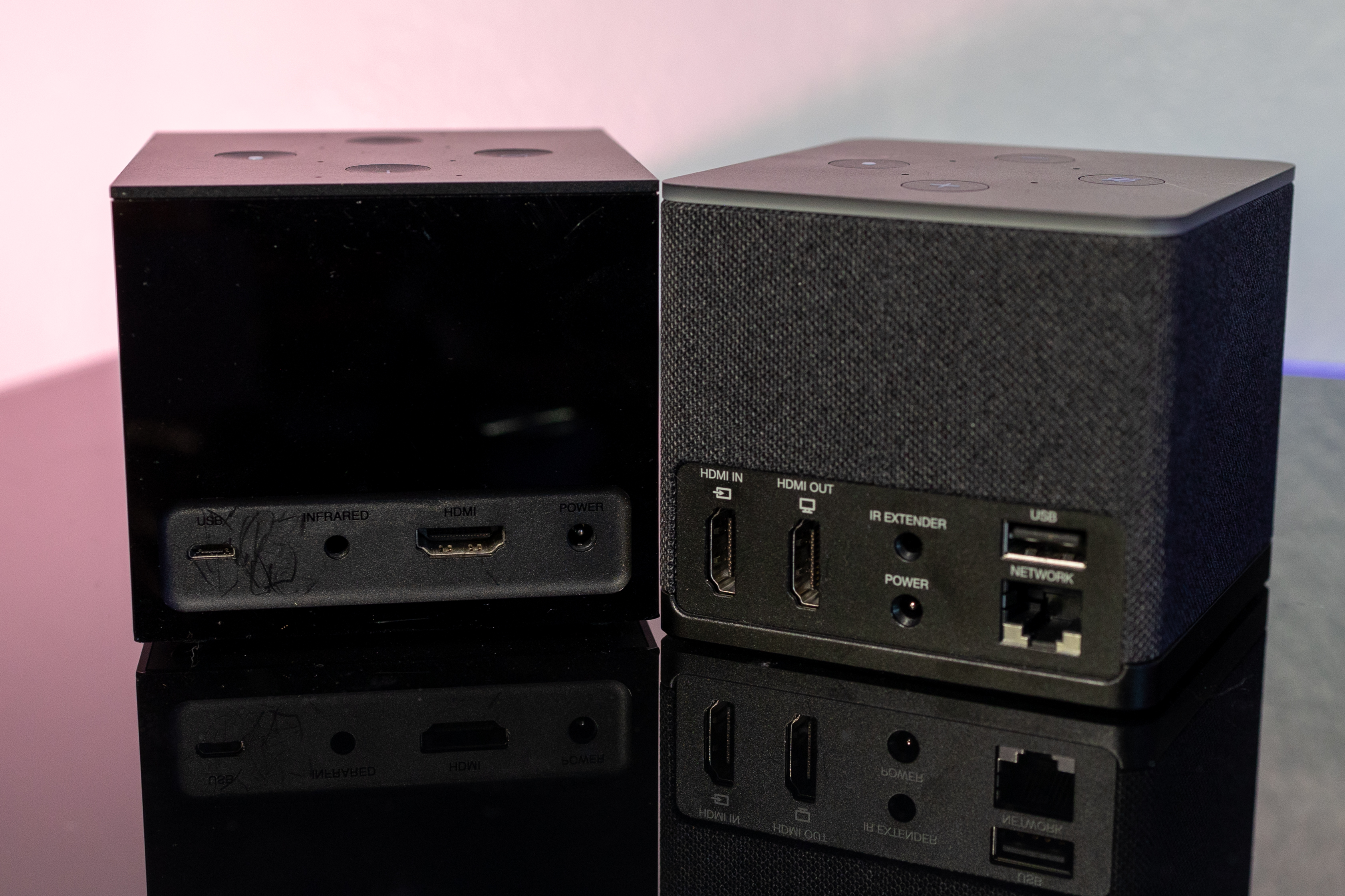 Old Fire TV Cube (esquerda) e 2022 Fire TV Cube (direita).