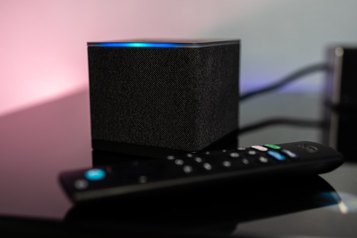 Amazon Fire TV Cube 2022 с Alexa Voice Remote.
