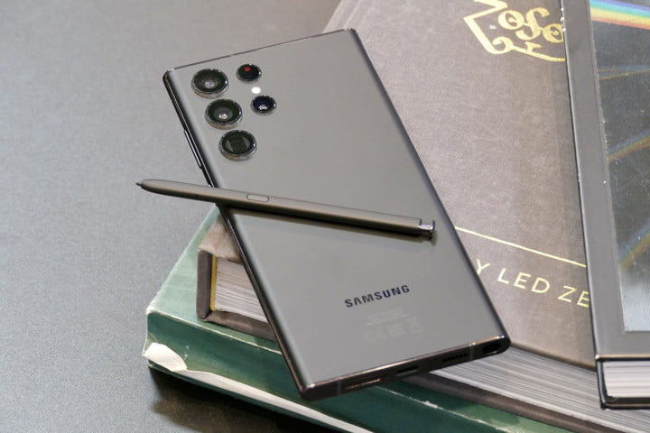 Samsung Galaxy S22 Ultra en noir fantôme avec S Pen.