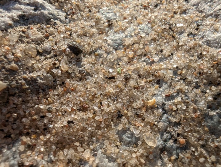 Foto macro di sabbia, scattata con Pixel 7 Pro.