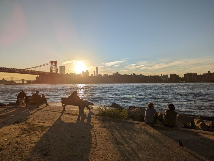 Foto di Manhattan al tramonto, scattata con Pixel 7 Pro.