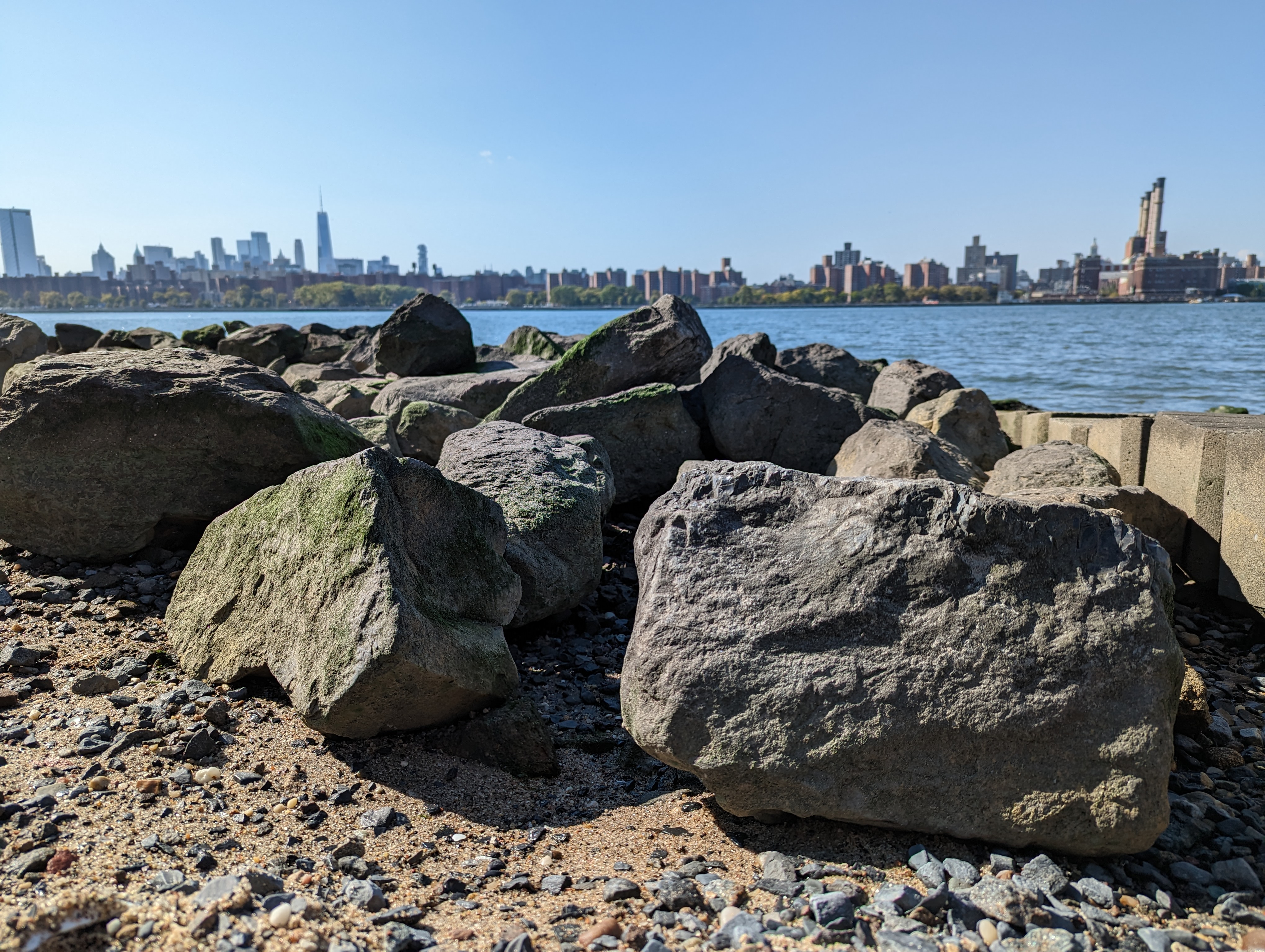 Foto di rocce vicino all'acqua, scattata con Pixel 7 Pro.