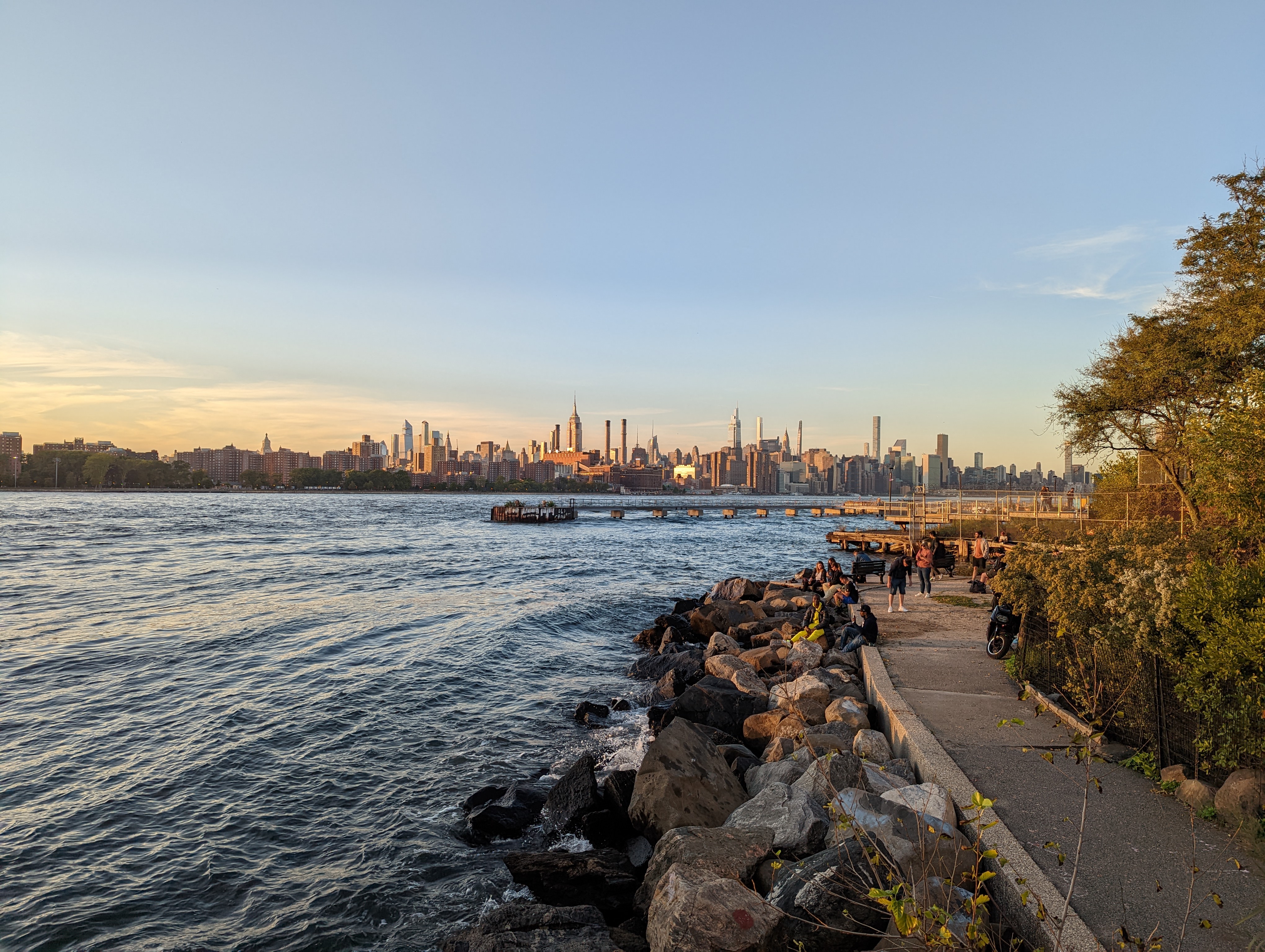 Foto di Manhattan al tramonto, scattata con Pixel 7 Pro.