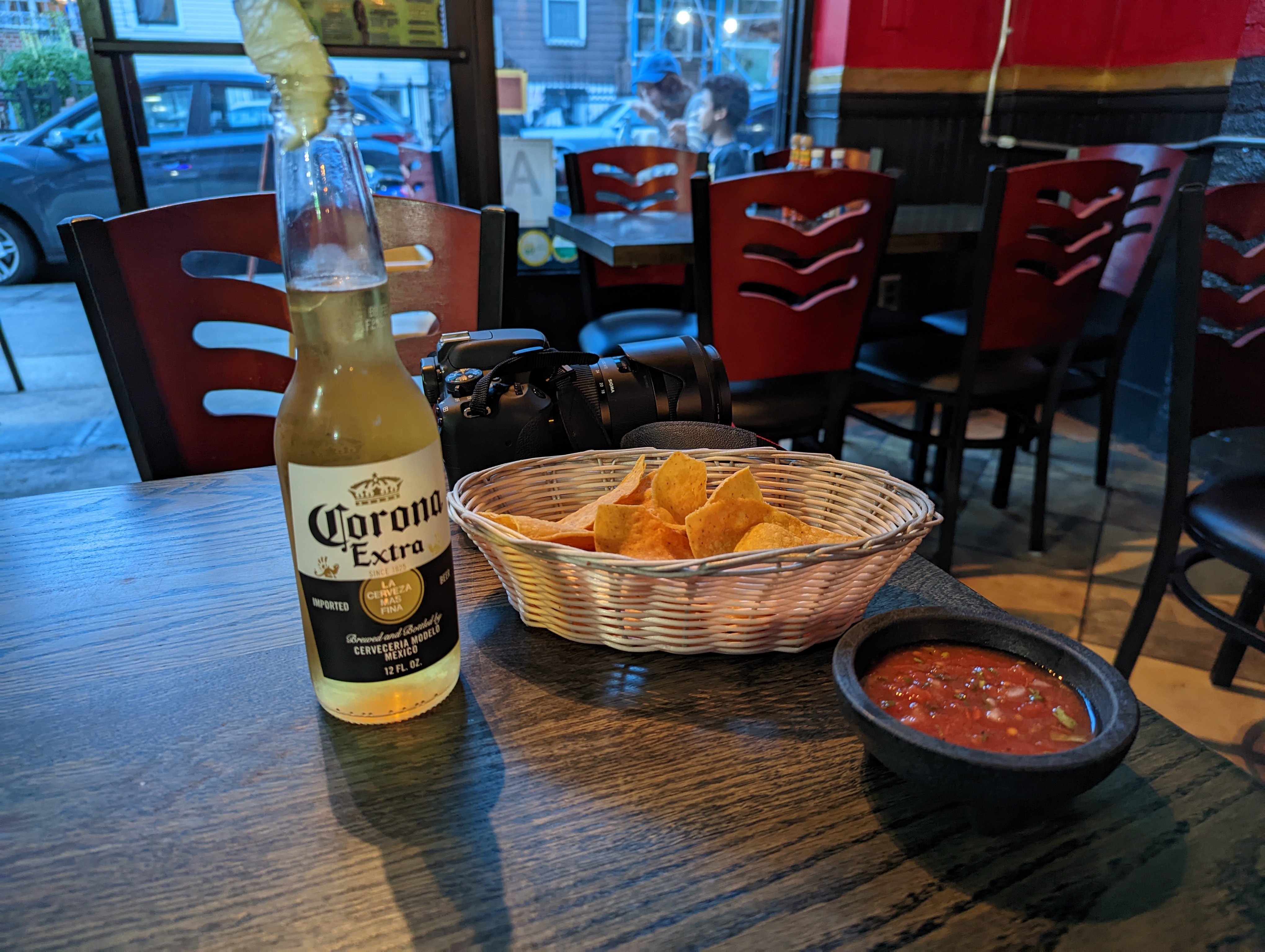 Foto di tortilla chips e una Corona, scattata con Pixel 7 Pro.