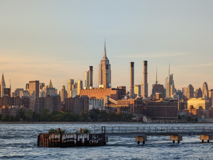 Foto di Manhattan al tramonto, scattata con Pixel 7 Pro.