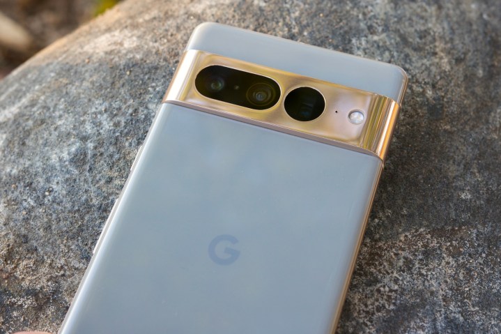 Das Google Pixel 7 Pro, das auf einem Felsen ruht.