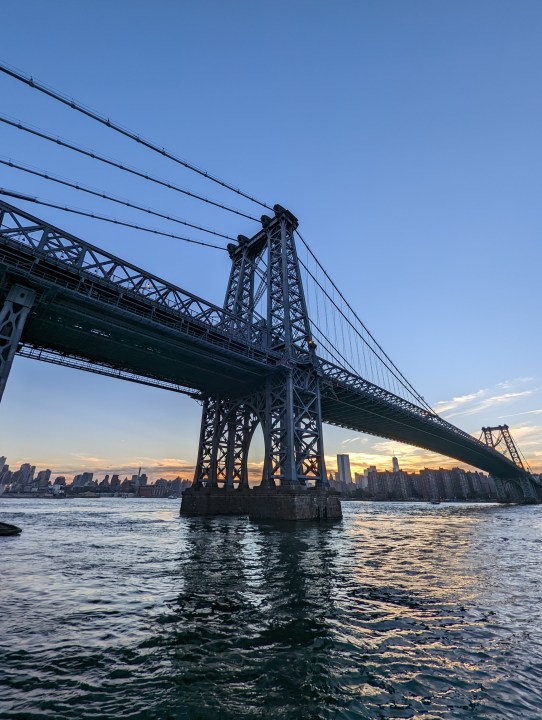 Foto di un ponte a Brooklyn, scattata con Pixel 7 Pro.