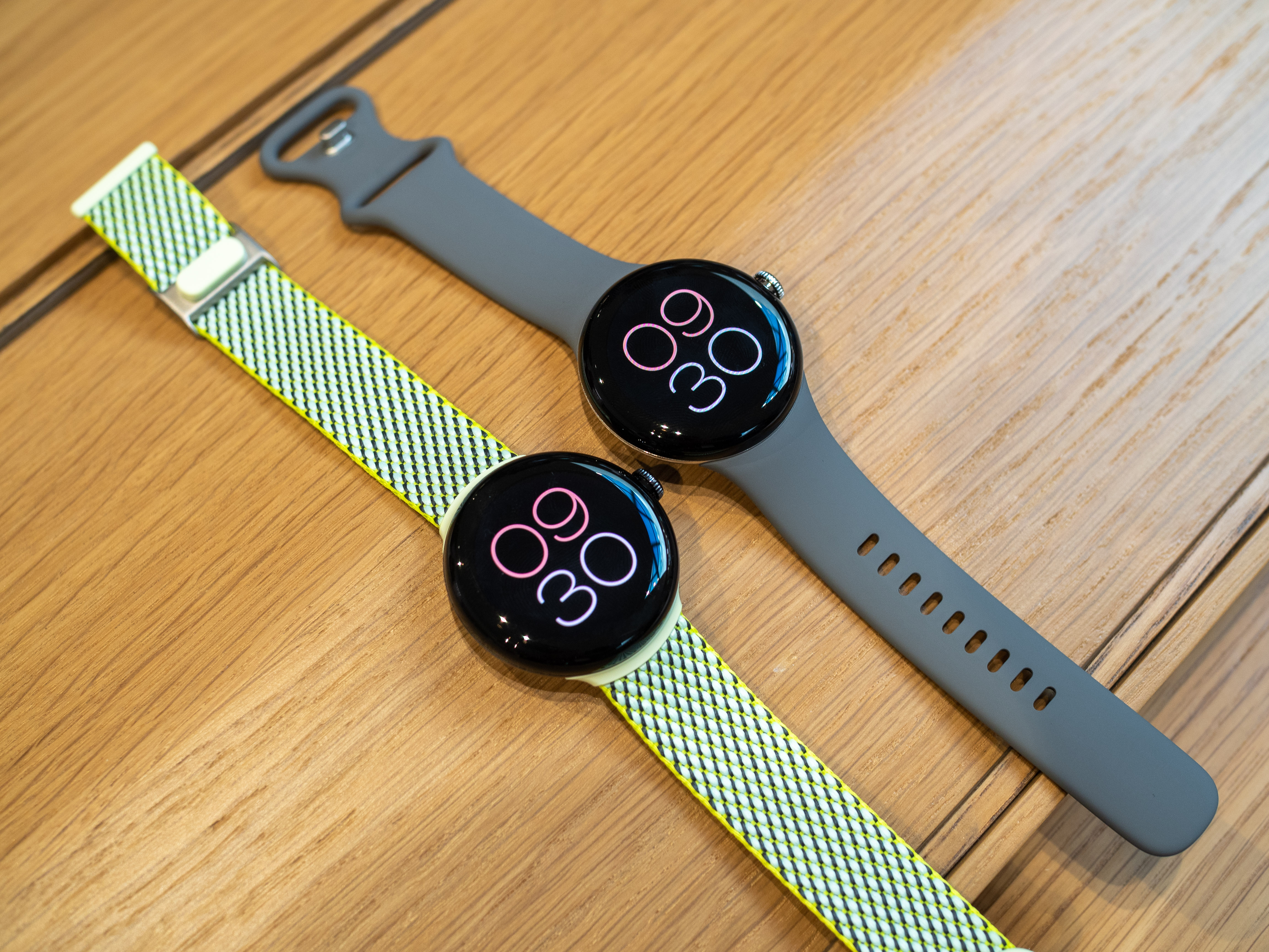 Google Pixel Watch com dois estilos de pulseira diferentes.