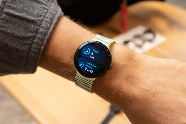 Google Pixel Watch با اطلاعات تناسب اندام نمایش داده می شود.