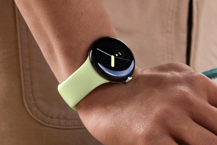 कोई व्यक्ति Google Pixel Watch पहने हुए है।