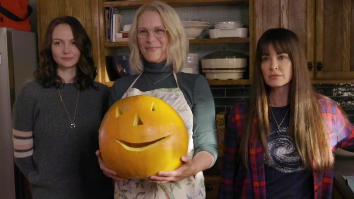 Laurie tiene una zucca con 2 donne in Halloween Ends.