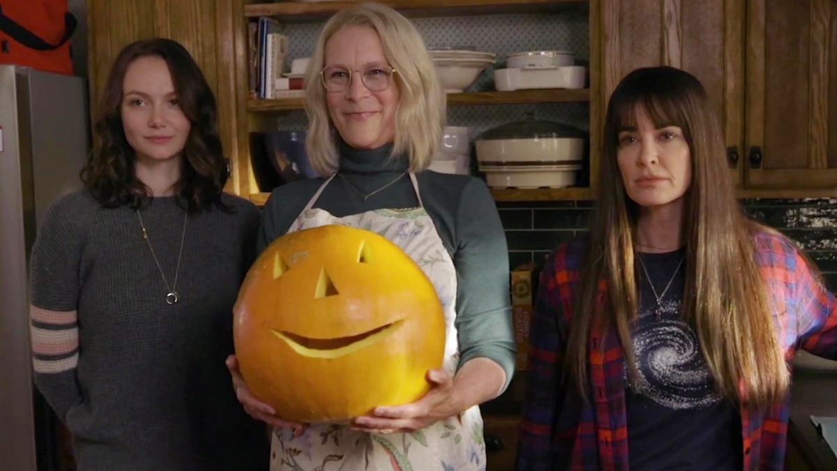Laurie sostiene una calabaza con 2 mujeres en Halloween Ends.
