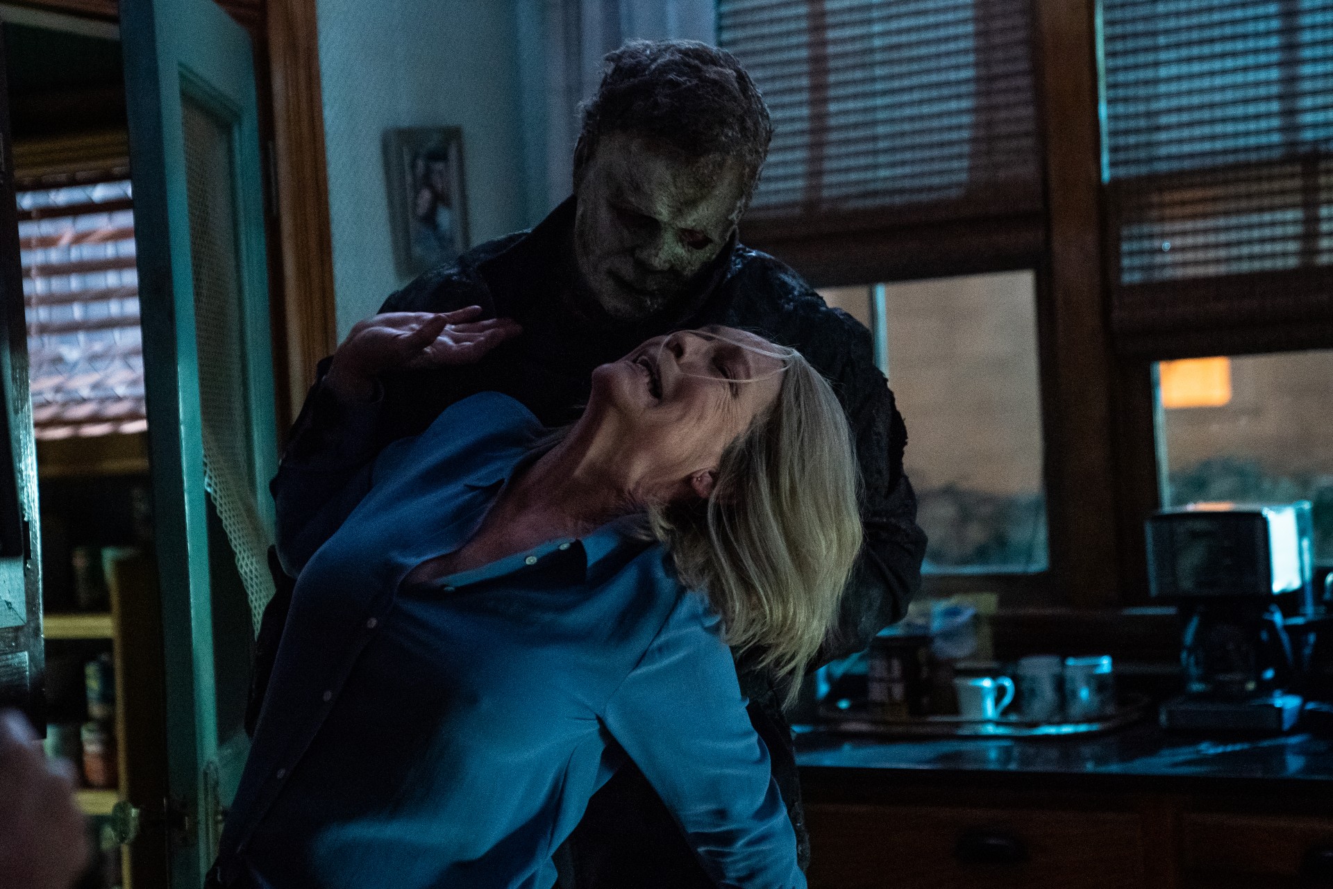Michael Myers tenta esfaquear o personagem de Jamie Lee Curtis em uma cena de Halloween Ends.