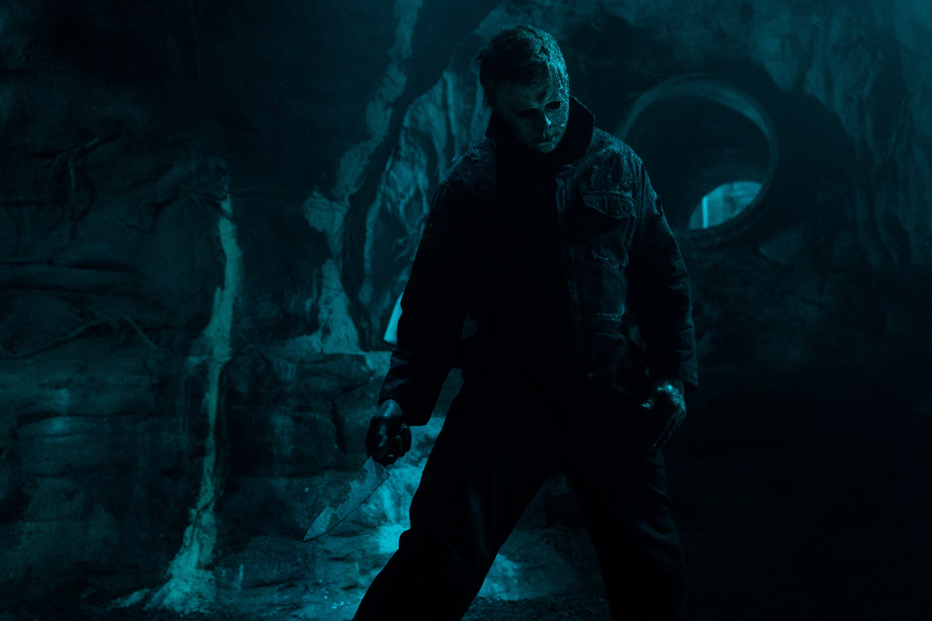 Michael Myers está em um túnel com uma faca em uma cena de Halloween Ends.