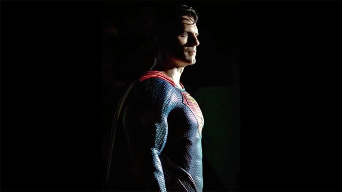 Superman mira a lo lejos en una imagen del Instagram de Henry Cavill.