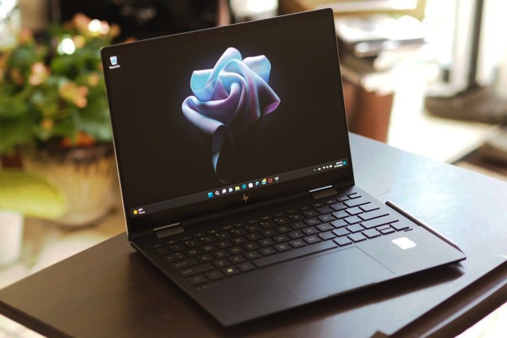 HP Envy x360 13 2022, вид спереди под углом, видны дисплей и клавиатура.