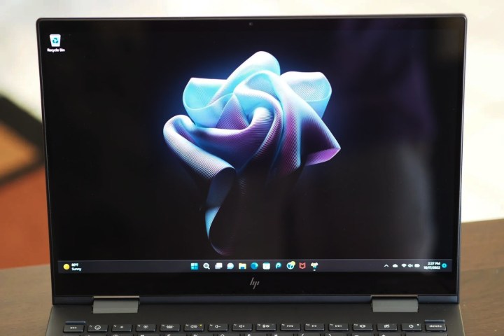 HP Envy x360 13 2022 vista frontale che mostra il display.