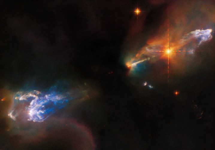 Las vidas de las estrellas recién nacidas son tempestuosas, como lo muestra esta imagen de los objetos Herbig-Haro HH 1 y HH 2 del Telescopio Espacial Hubble de la NASA / ESA. Ambos objetos se encuentran en la constelación de Orión y se encuentran a unos 1.250 años luz de la Tierra. HH 1 es la nube luminosa sobre la estrella brillante en la parte superior derecha de esta imagen, y HH 2 es la nube en la parte inferior izquierda.