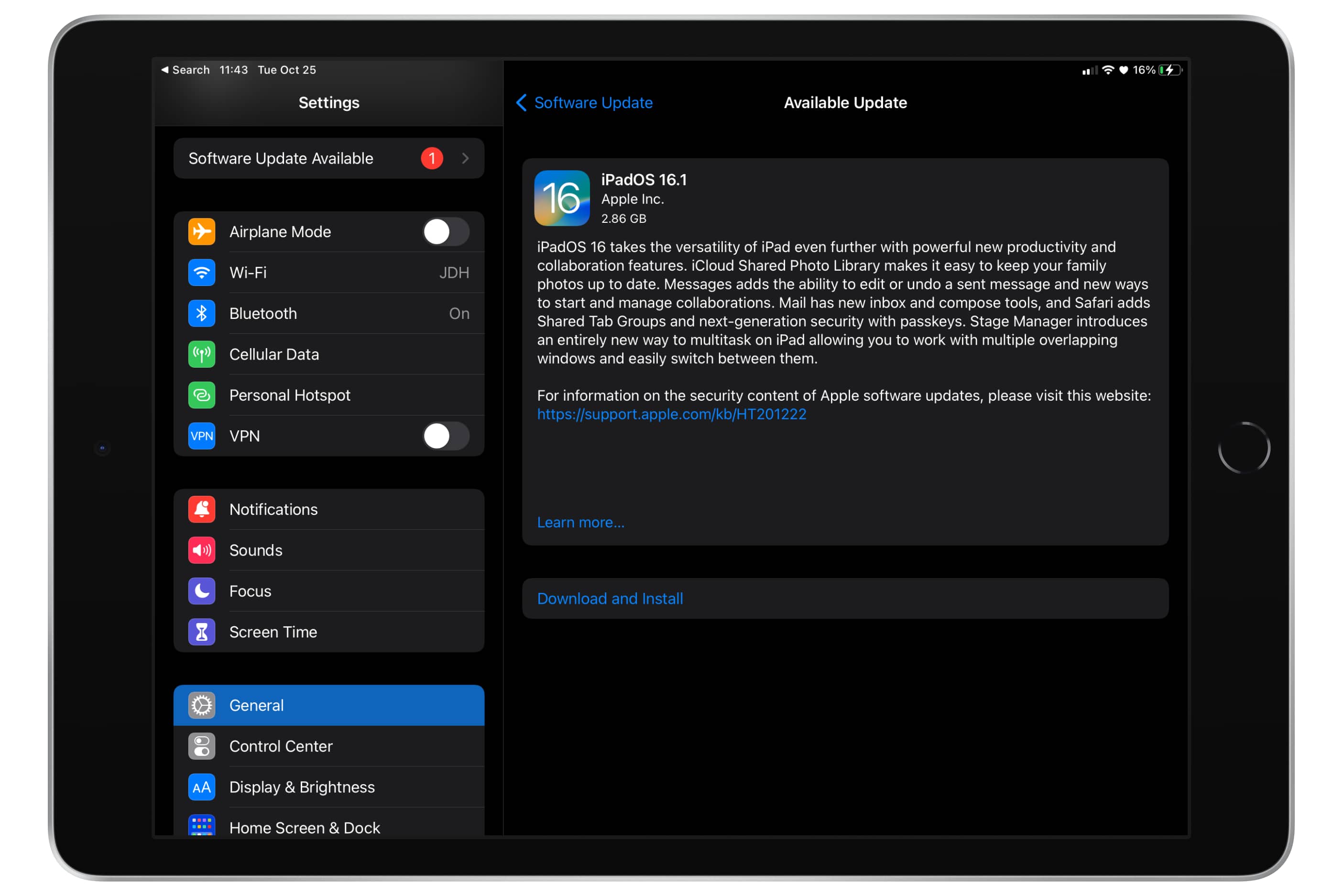 Tela de atualização de software do iPadOS 16.1 no iPad.