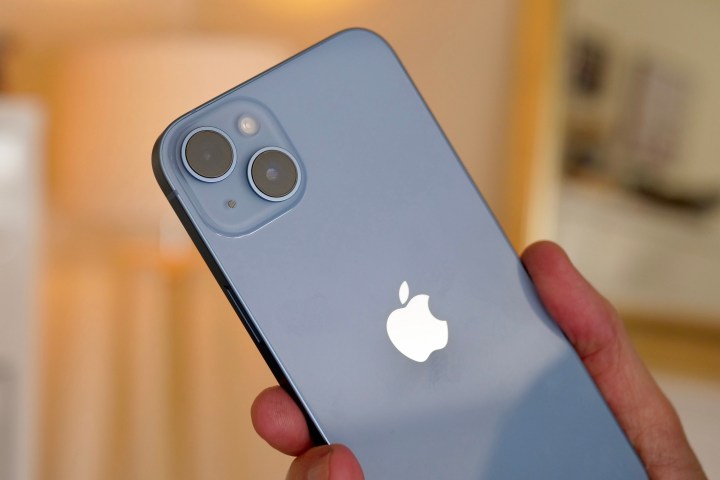 Il modulo fotocamera dell'iPhone 14 Plus.
