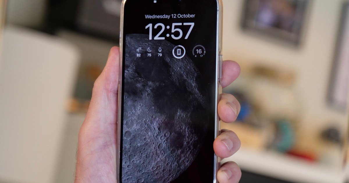 Iphone 14 pro moon always on hand