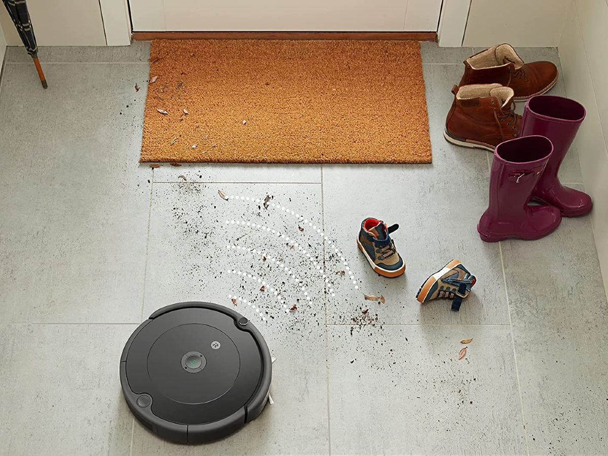 iRobot Roomba 694 Robot Aspirador usando sensor inteligente para focar em sujeira e detritos.