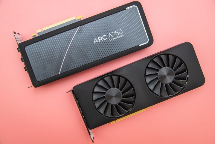Dua kad grafik Intel Arc pada latar belakang merah jambu