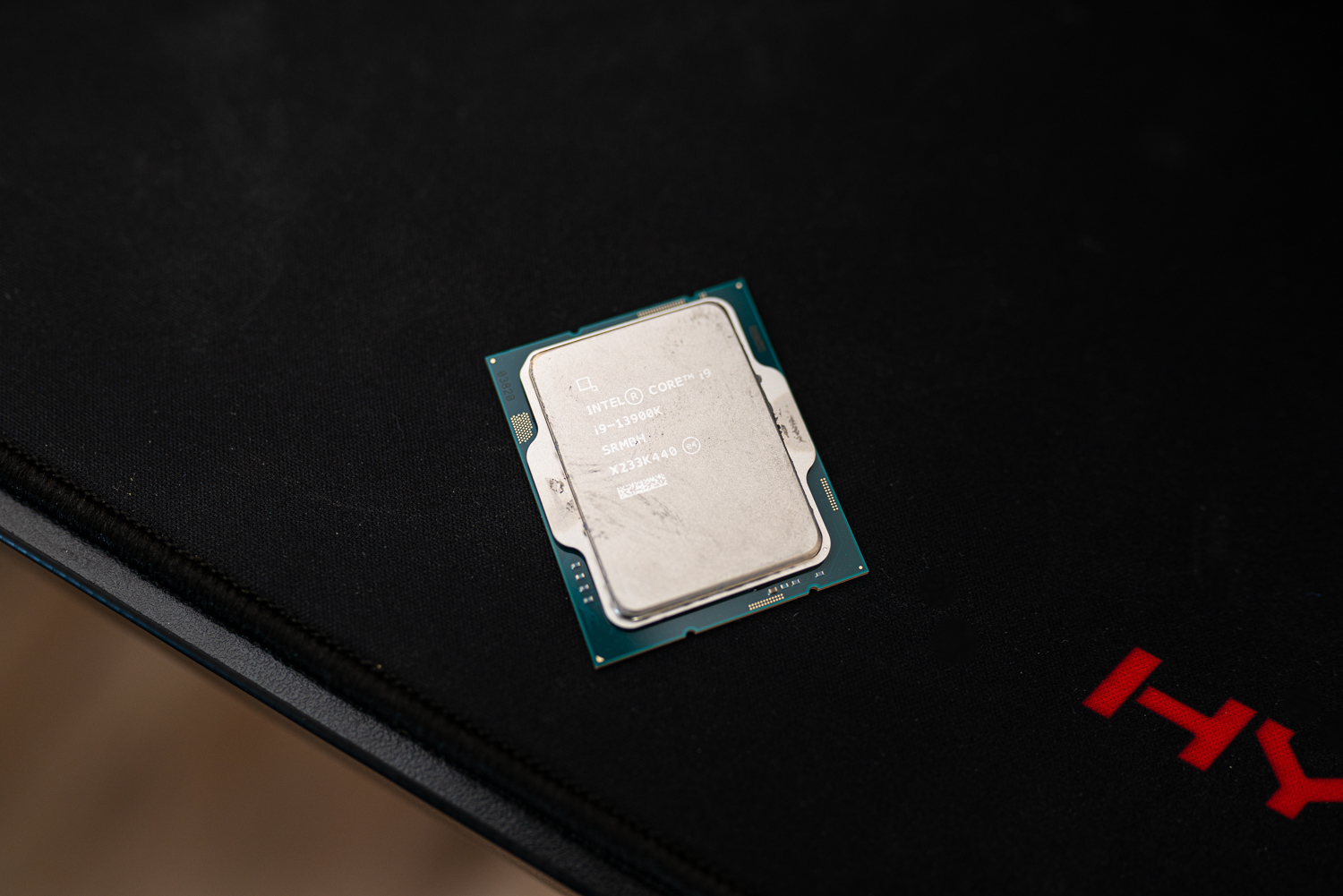Intel Core i9-13900K माउसपैड पर बैठा है।
