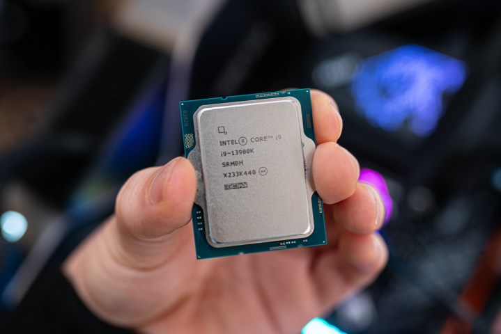 Intel Core i9-13900K tenuto tra le punte delle dita.