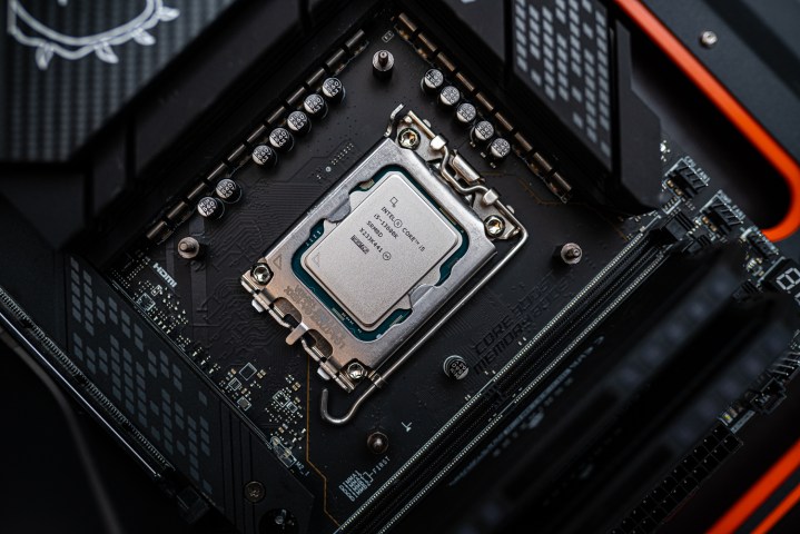 Intel Core i5-13600K একটি মাদারবোর্ডে ইনস্টল করা হয়েছে।