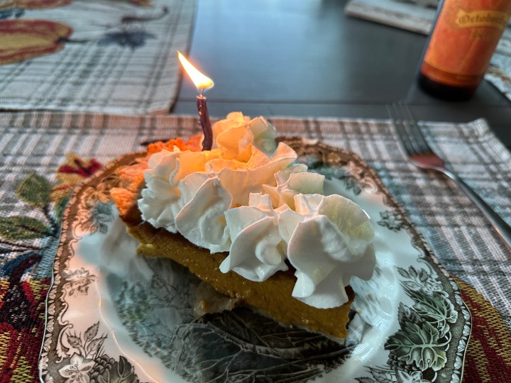 Foto di una torta di zucca con dentro una candela, scattata con iPhone 14 Pro Max.