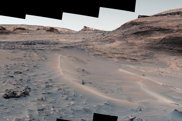 El rover Curiosity Mars de la NASA utilizó su Mast Camera, o Mastcam, para capturar este panorama de una colina apodada Bolívar y crestas de arena adyacentes el 23 de agosto, el día marciano número 3.572, o sol, de la misión.