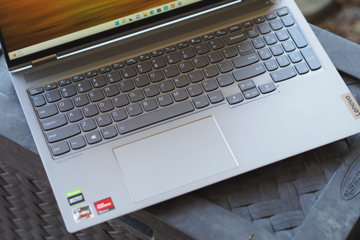 Lenovo ThinkBook 16p Gen 3 vista dall'alto verso il basso che mostra tastiera e touchpad.