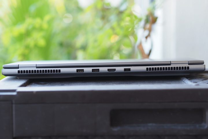 Vista posteriore del Lenovo ThinkBook 16p Gen 3 che mostra porte e prese d'aria.