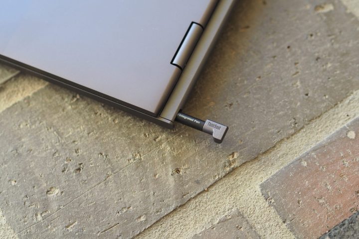Lenovo ThinkBook Plus Gen 3 vista dall'alto verso il basso che mostra lo slot per la penna.