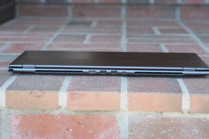 Vista posteriore di Lenovo ThinkBook Plus Gen 3 che mostra le porte.