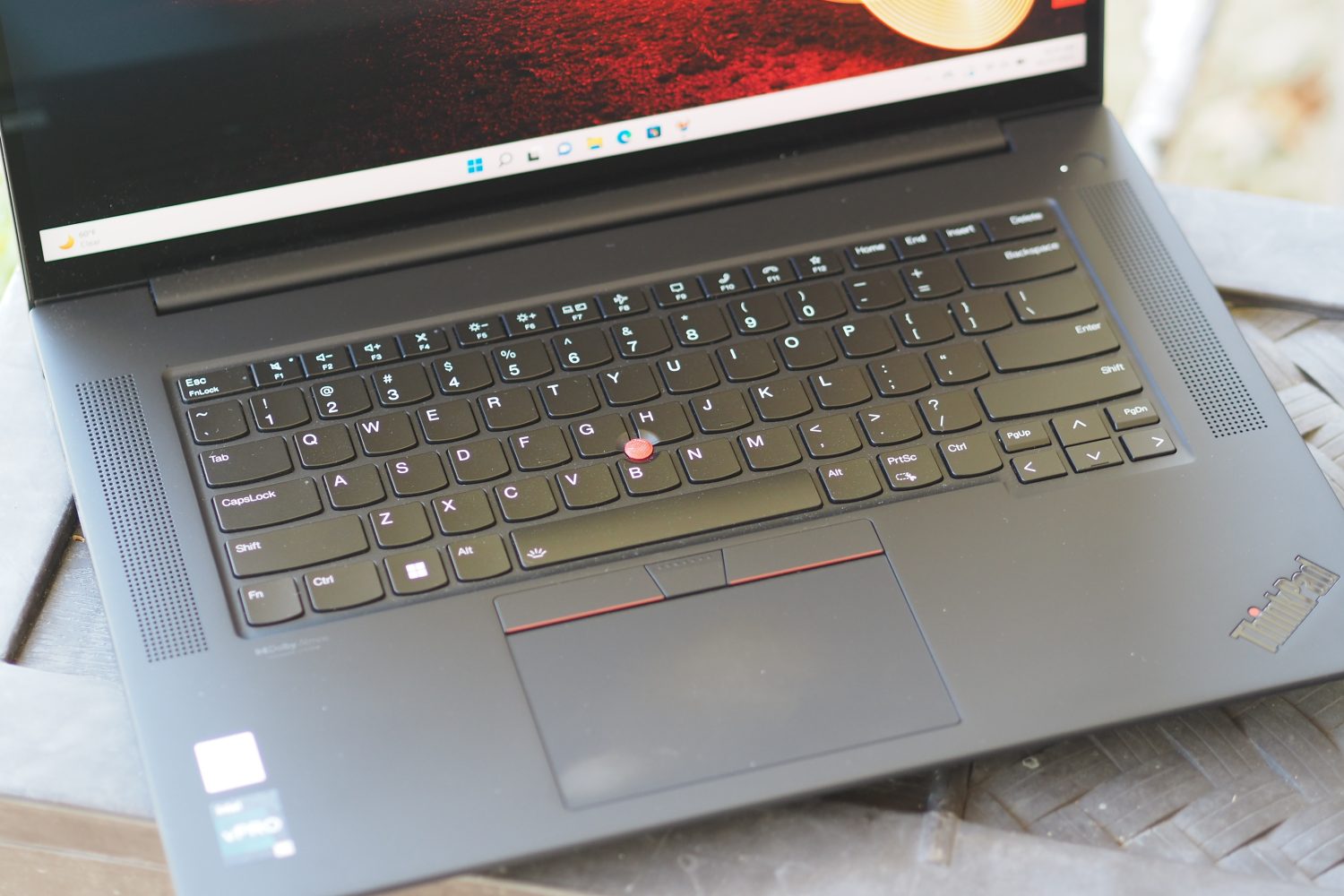 Lenovo ThinkPad X1 Extreme Gen 5 vue de haut en bas montrant le clavier et le pavé tactile.