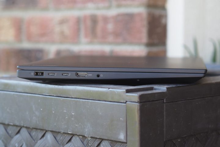 Côté gauche du Lenovo ThinkPad X1 Extreme Gen 5 montrant les ports.