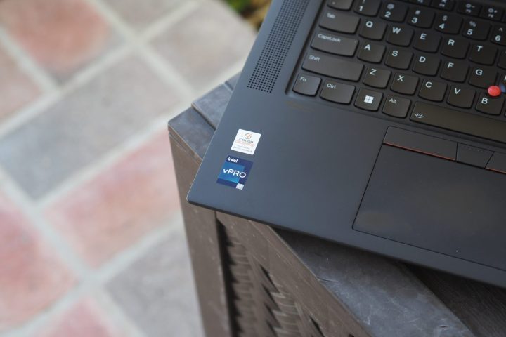 Vista dall'alto del Lenovo ThinkPad X1 Extreme Gen 5 che mostra l'etichetta vPro.