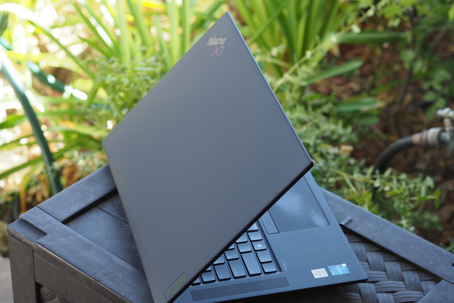 Vista posteriore del Lenovo ThinkPad X1 Extreme Gen 5 con coperchio e loghi in fibra di carbonio.