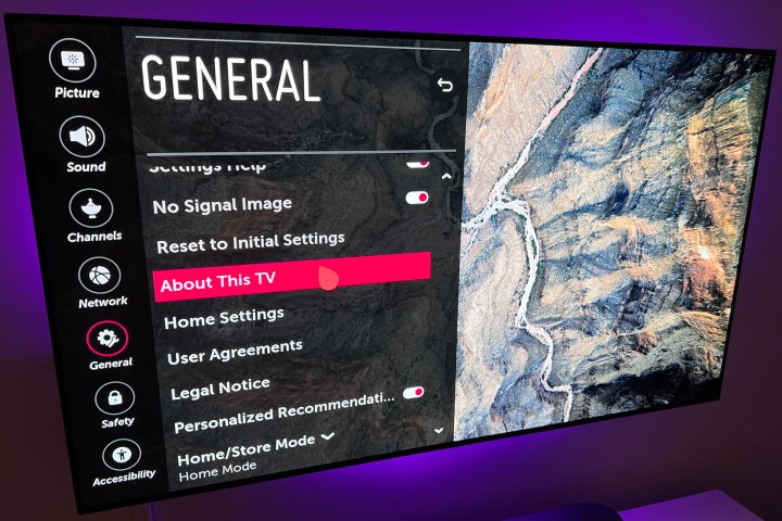 LG TV mit webOS Version 4, das das Menü „Über diesen Fernseher“ anzeigt.