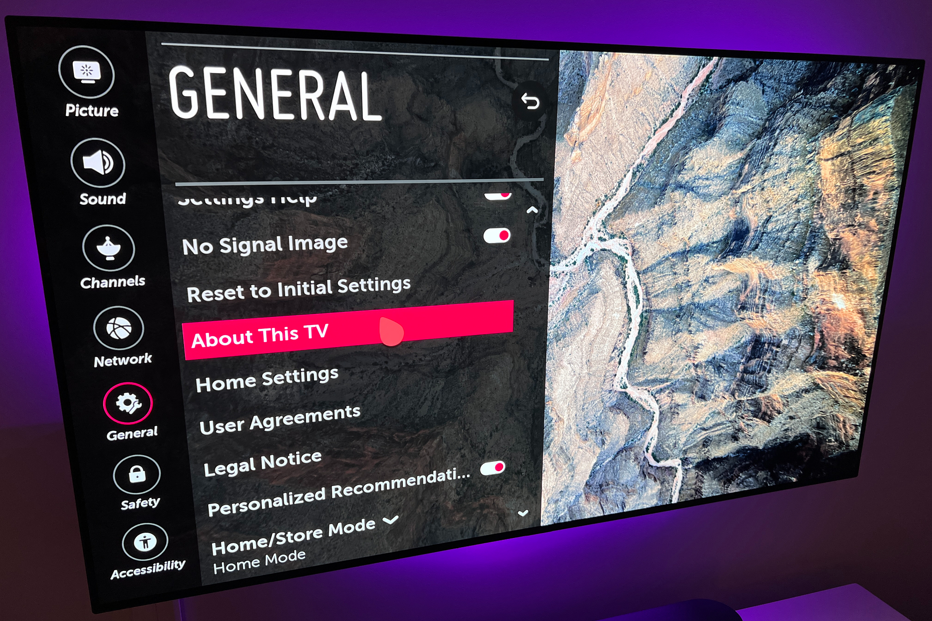 Televisor LG con webOS versión 4 que muestra el menú Acerca de este televisor.