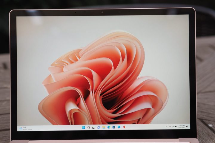 Ноутбук Microsoft Surface 5 15, вид спереди с дисплеем.