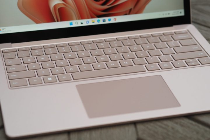 Microsoft Surface Laptop 5 15 vista frontale ad angolo che mostra tastiera e touchpad.